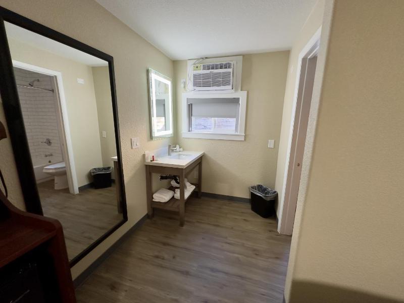 Quadruple Room image 4