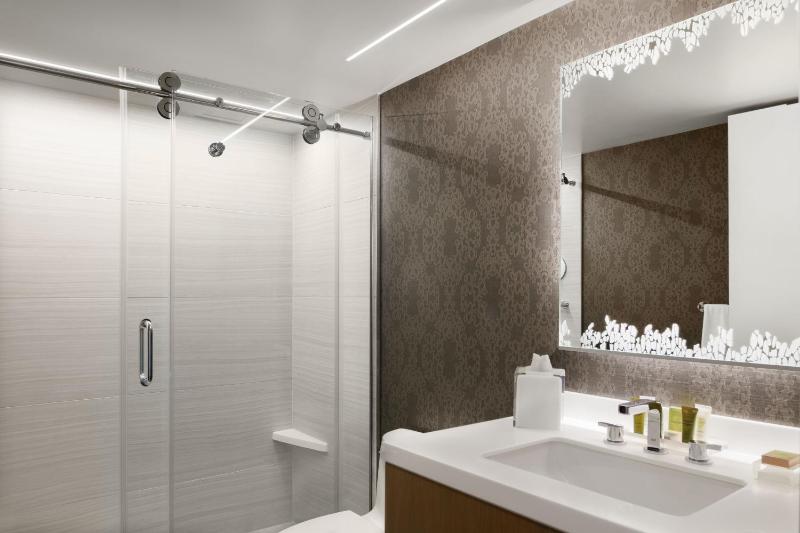 One-Bedroom Corner King Suite with City View image 2
