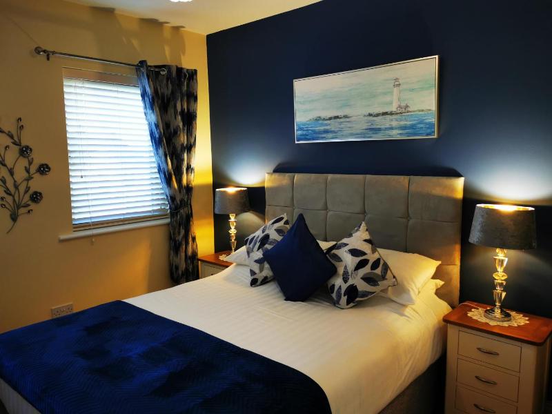 Standard King Room image 3