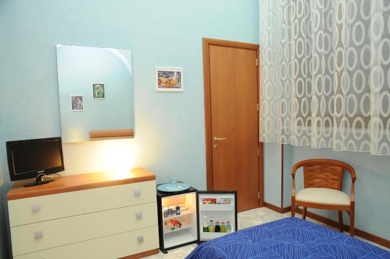 Single Room image 2