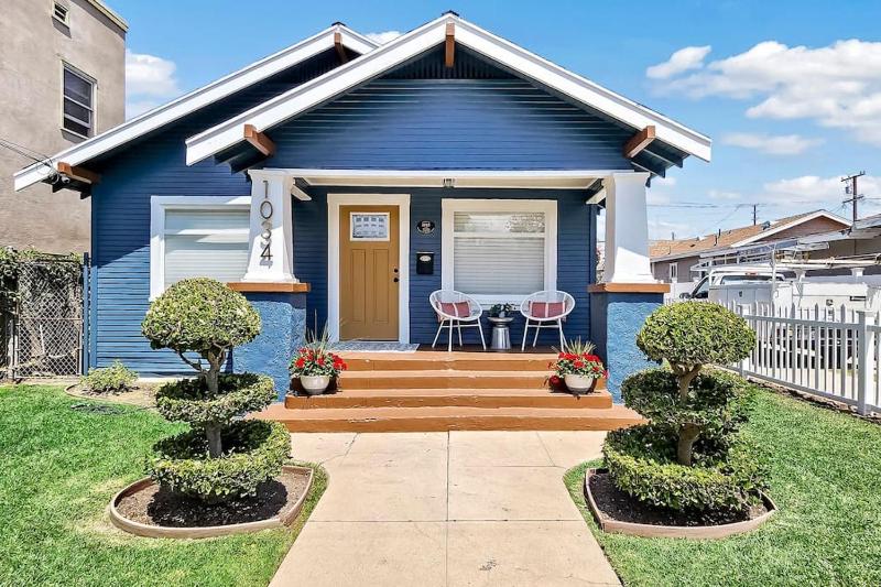 Spacious Home Close to Downtown Long Beach & Convention Ctr Images
