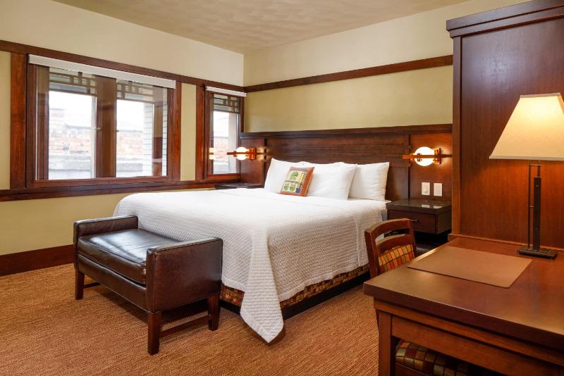 Deluxe King Room image 1