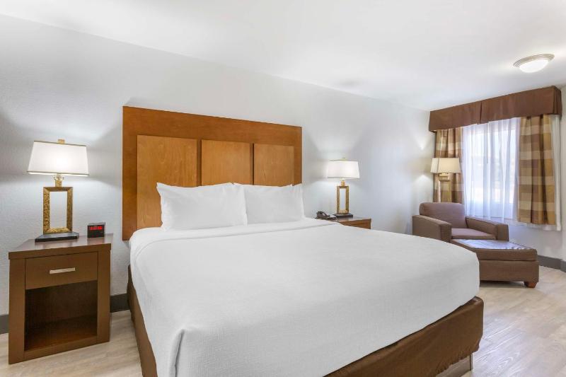 King Room with Sofa Bed and Balcony image 3