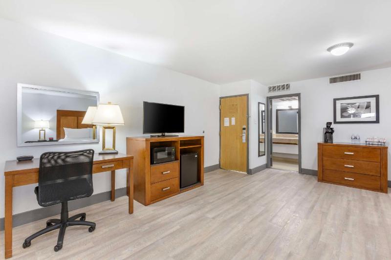 King Room with Sofa Bed and Balcony - Second Floor image 4