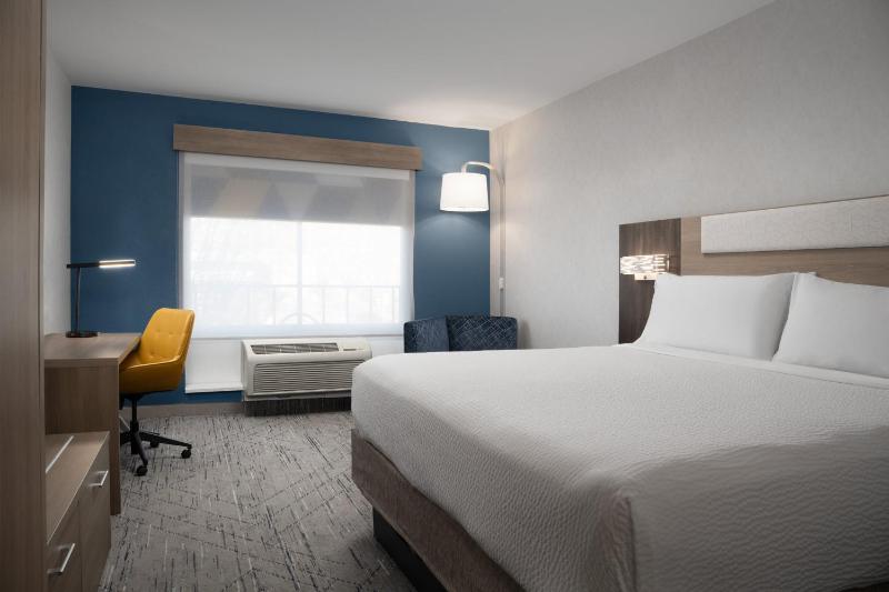 Standard King Room image 2