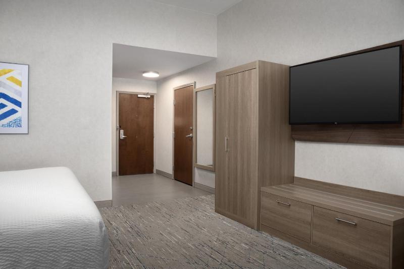 Standard King Room with Roll-in Shower - Mobility Accessible image 2