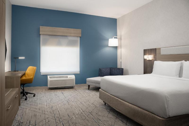 Standard King Room with Roll-in Shower - Mobility Accessible image 4