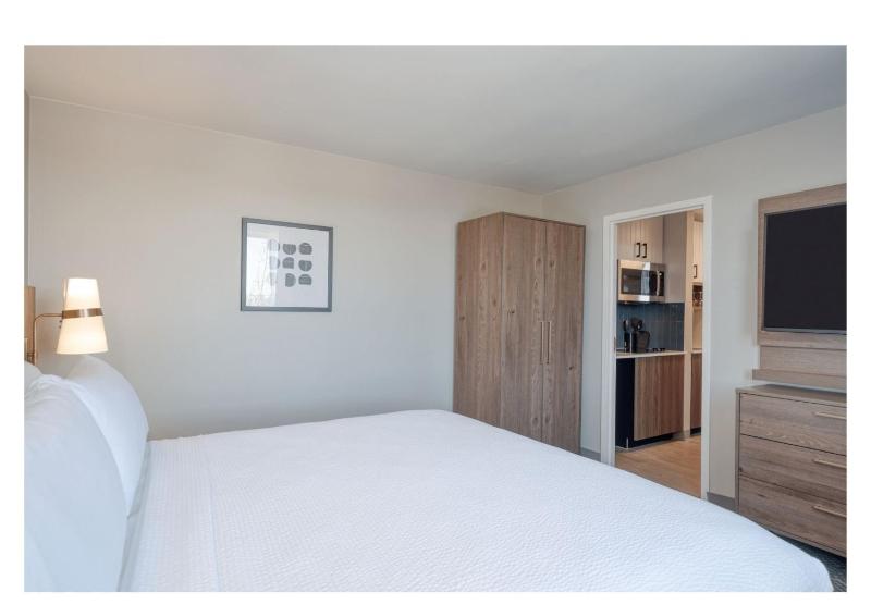 One-Bedroom Suite image 3