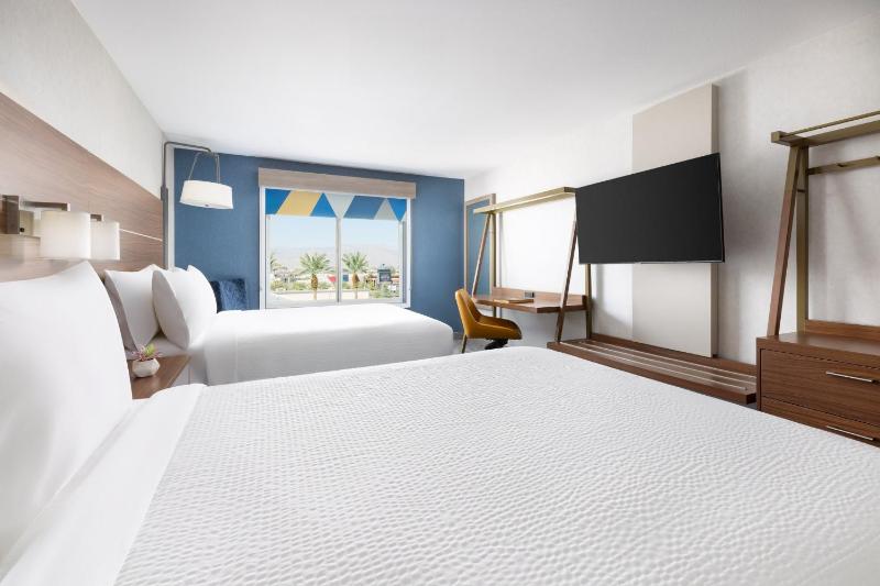 Queen Suite with Two Queen Beds image 2