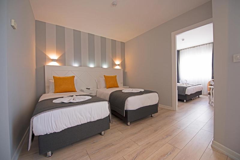 Quadruple Room image 2