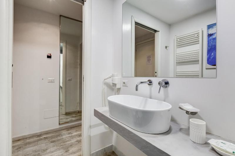 Deluxe Double Room image 4