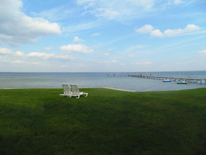  2 queen beds lake view image 4