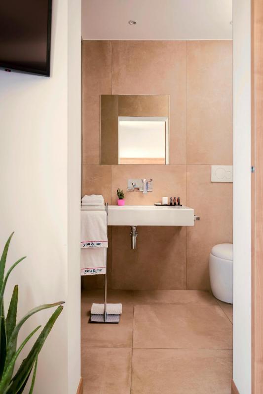 Suite with Balcony and Sea View and Jacuzzi image 4