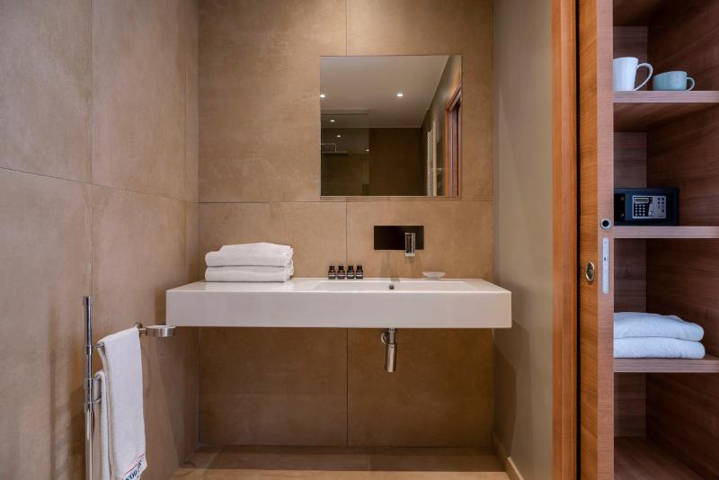 Junior Suite with Hot Tub Partial Sea View image 3