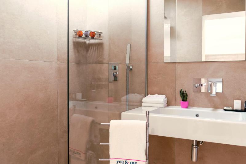 Suite with Balcony and Sea View and Jacuzzi image 2