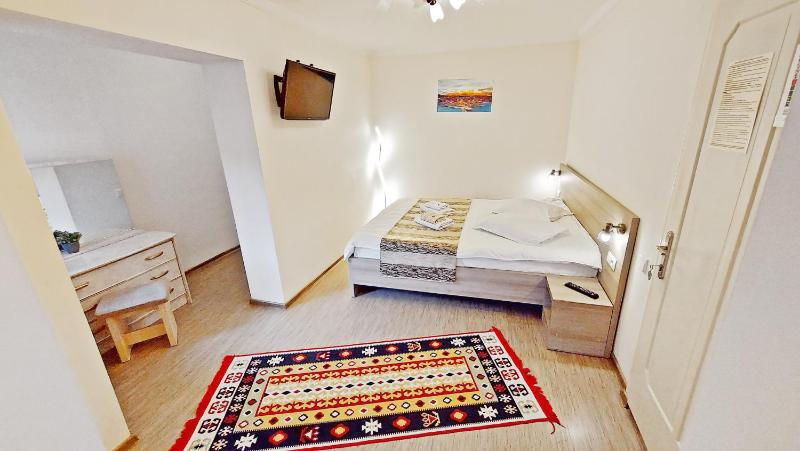 King Room with Mountain View image 1