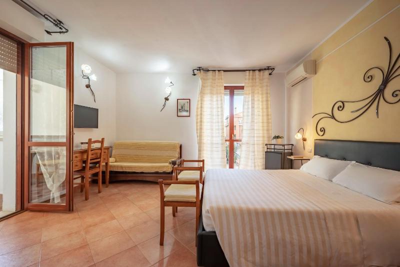 Double Room with Balcony image 4
