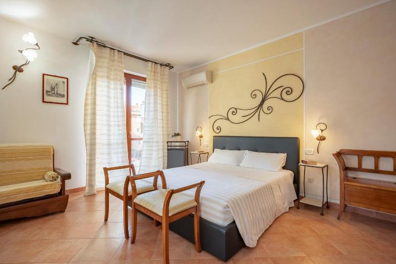 Double Room with Balcony image 1