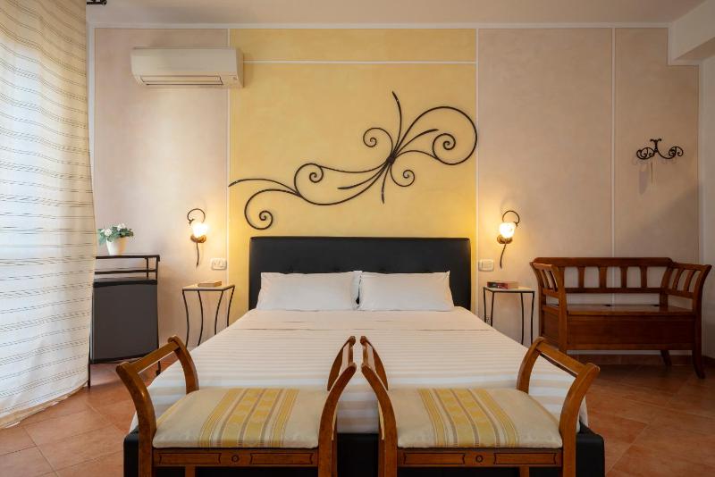 Double Room with Balcony image 3