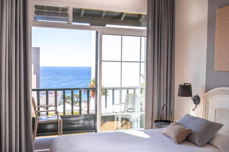 Superior Double or Twin Room with Sea View image 1