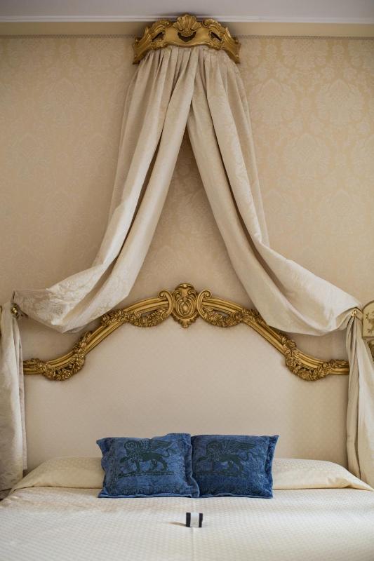 Double Room image 4