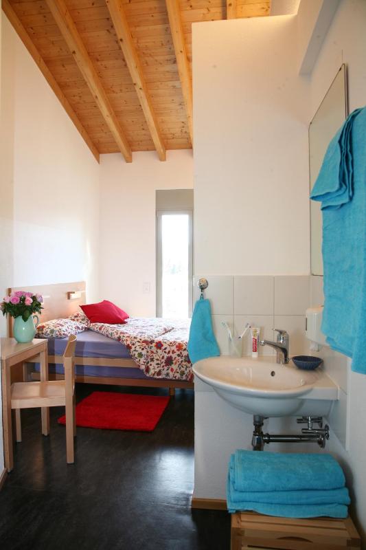 Economy Twin Room with Shared Bathroom image 3