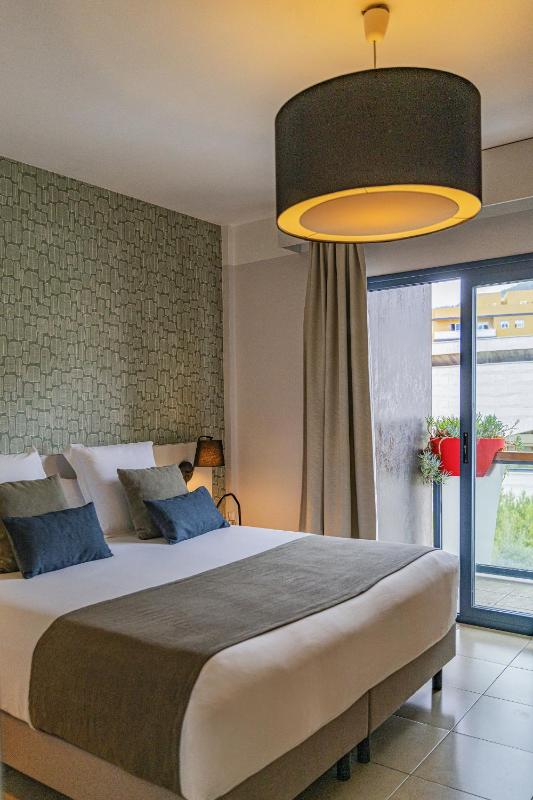 Twin Room with Balcony image 1
