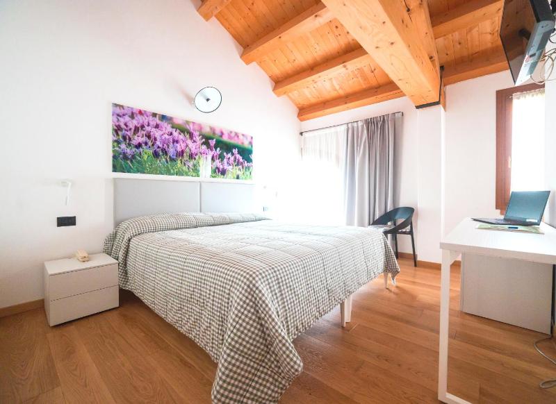 Double or Twin Room image 4