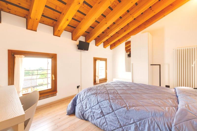 Single Room with Private Bathroom image 4