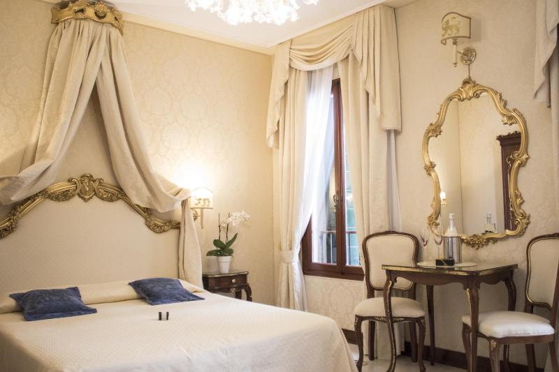 Double Room image 1