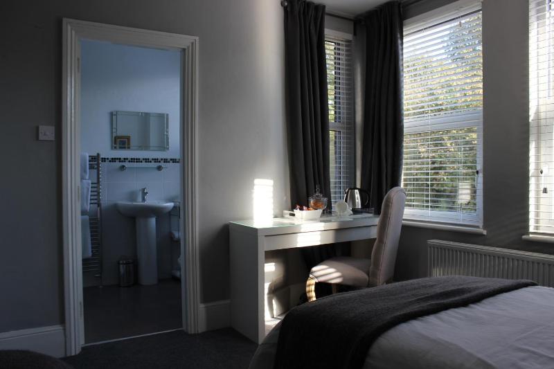 Deluxe Double or Twin Room image 3