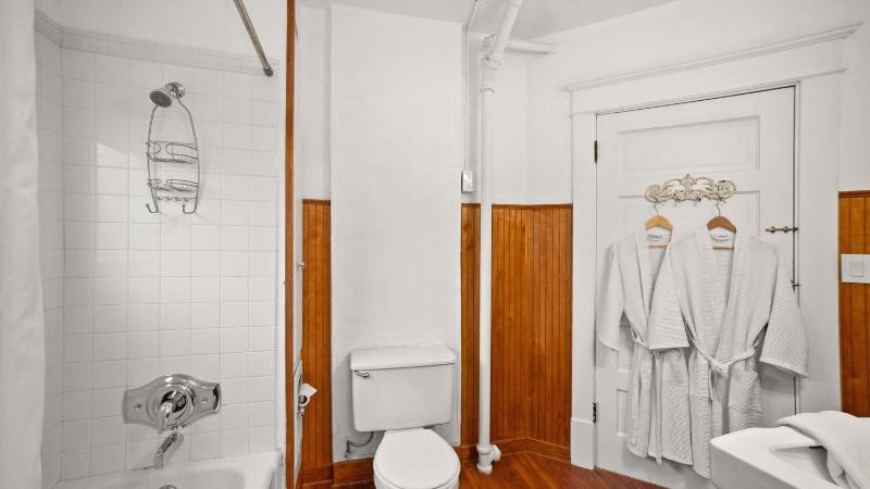 Queen Suite image 3