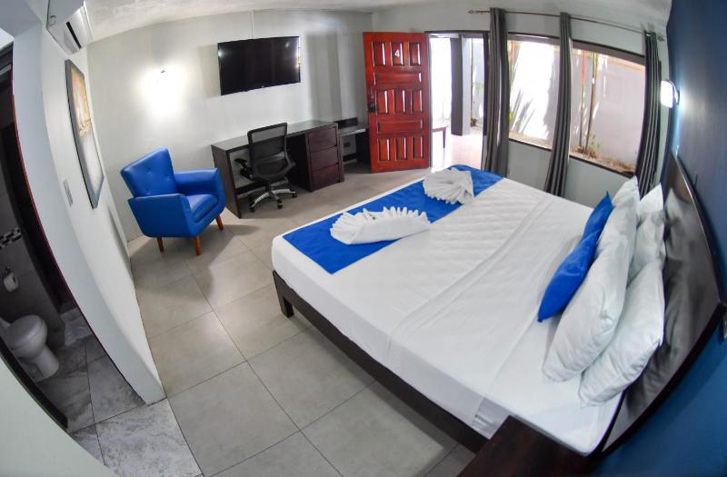 Republik Hotel & Steak House - image 5