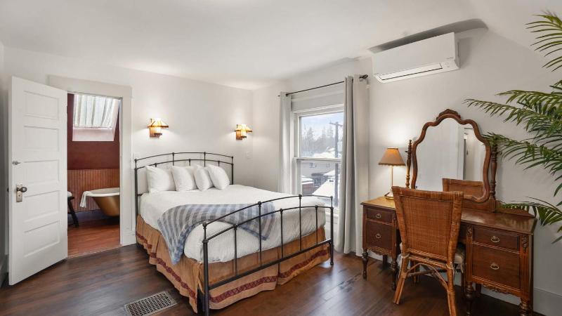 Luxury Queen Room image 2