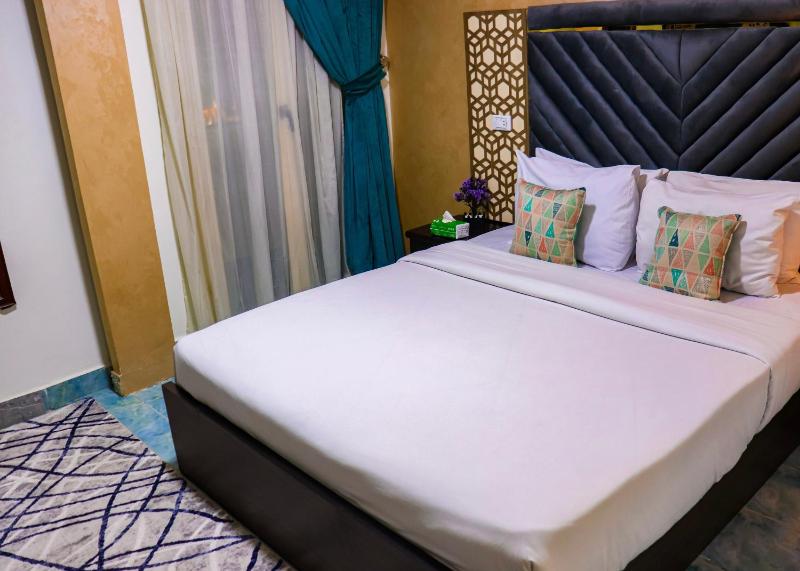 Deluxe Double or Twin Room with Balcony image 4