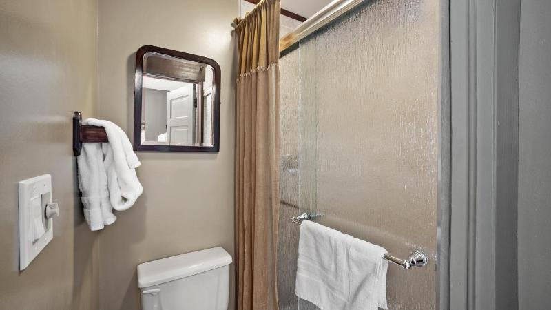 Standard Queen Room image 3