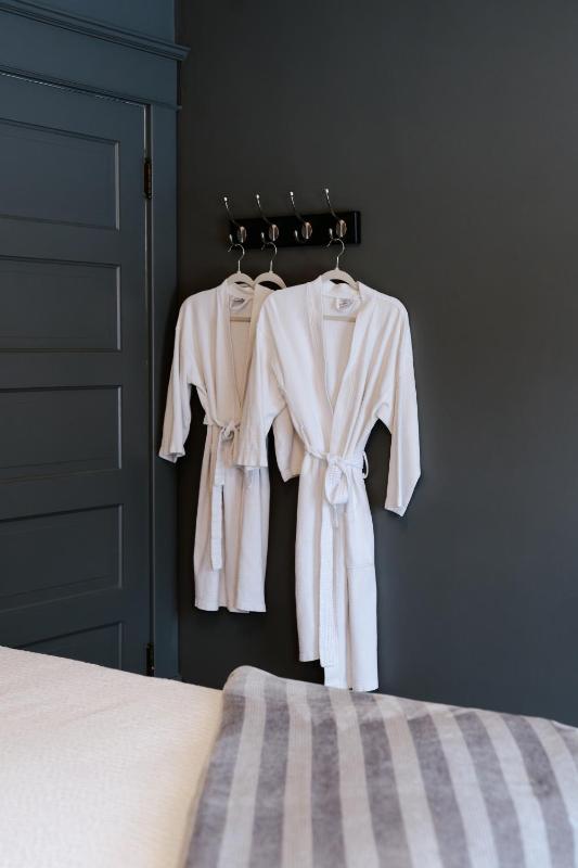 Standard Queen Room image 2