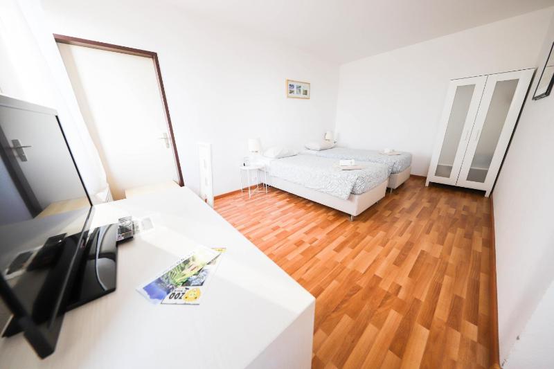 Twin Room image 1