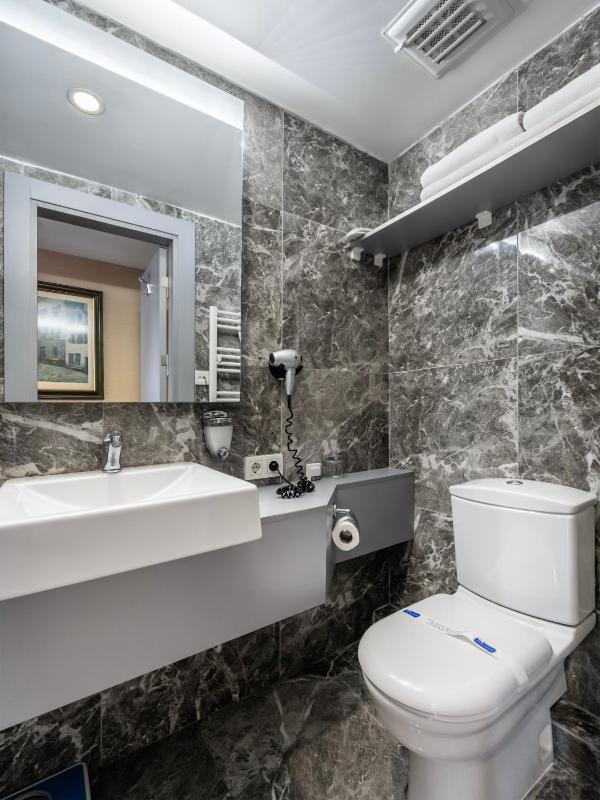 Double Room with Balcony and Sea View image 3