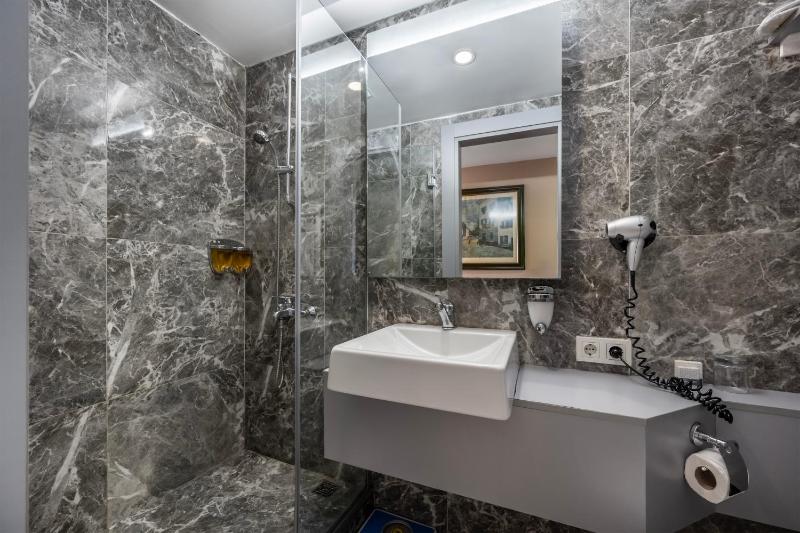 Double Room with Balcony and Sea View image 2