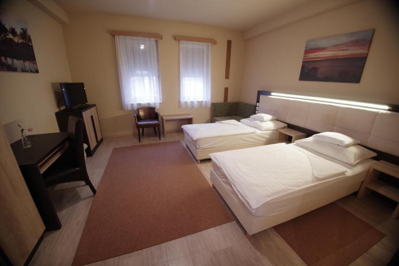 Twin Room with Extra Bed (3 Adults) image 1