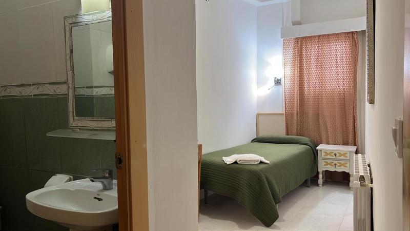 Single Room with Bath image 1