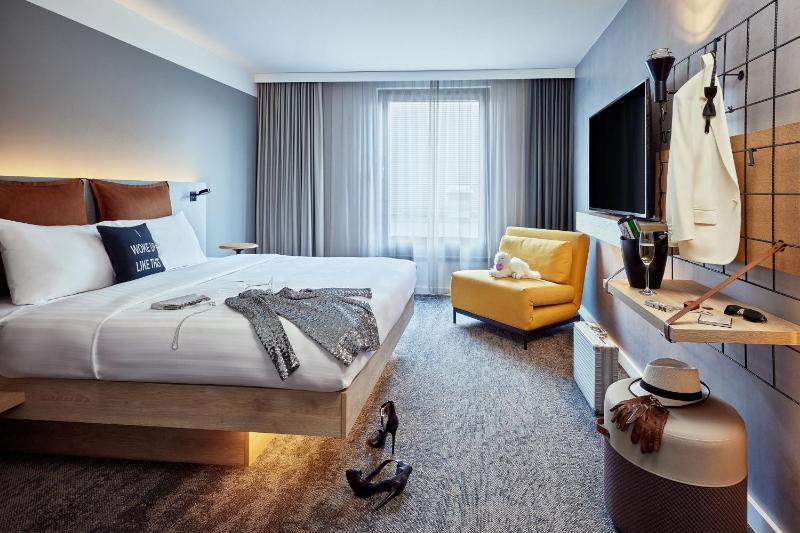 Standard King Room image 4