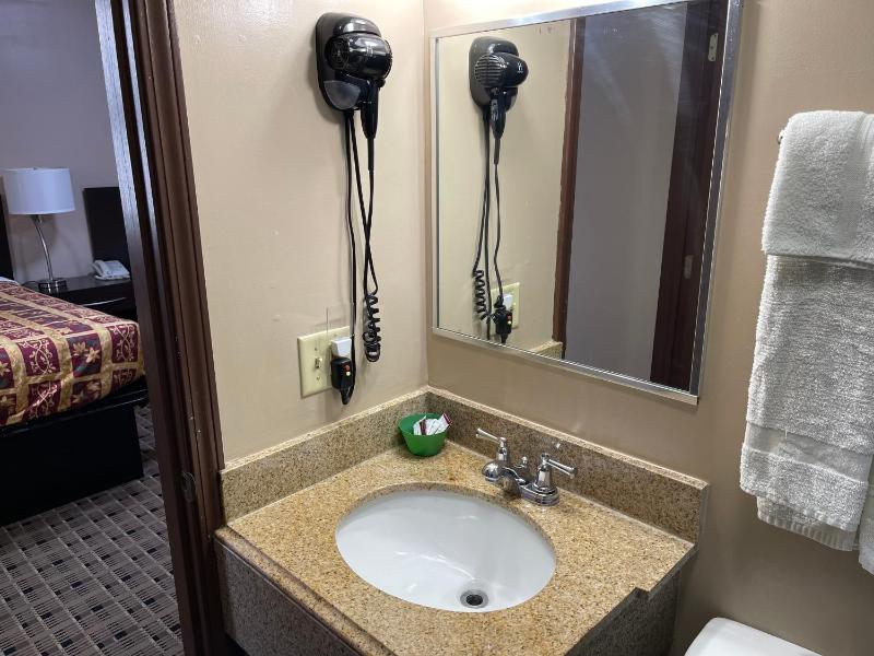 Economy Triple Room image 2