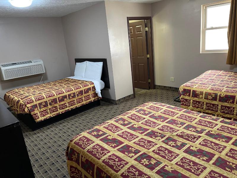 Economy Triple Room image 3