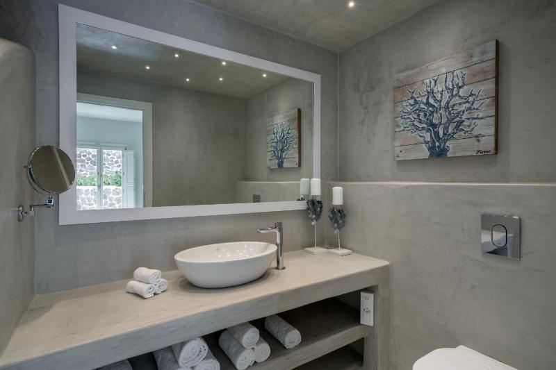 Nafsika Estate, 5 Bedroom, Caldera view, Sea view with Whirlpool and Private Pool image 2