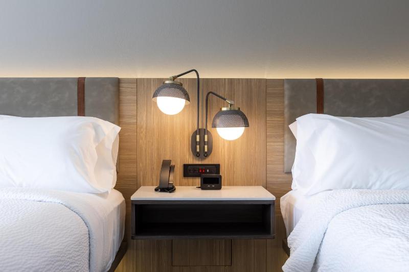 Queen Room with Two Queen Beds - Hearing Accessible/Non-Smoking image 4