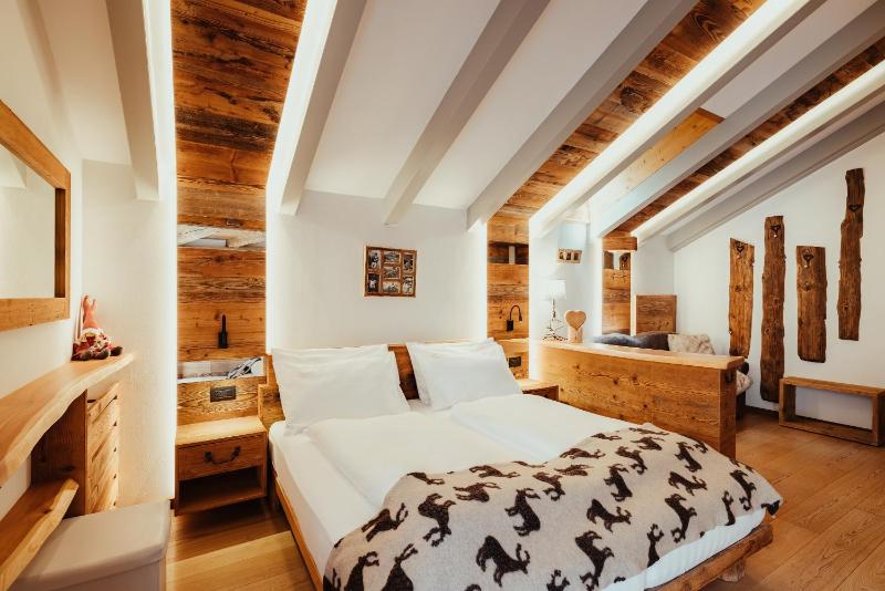 Deluxe Quadruple Room image 3