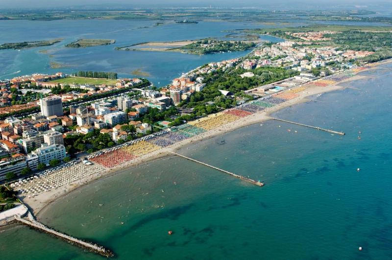 Modern flat at Grado Pineta with terrace - image 12