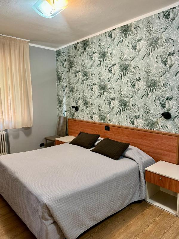 Double or Twin Room image 3